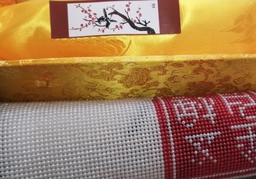 10月2日，在家做手工活掙錢，寄到家做的手工活，手工之家堅持對珠繡非遺傳統(tǒng)手工的傳承和創(chuàng)新，圖為勵志珠珠繡串珠手工產(chǎn)品及外包裝剪影