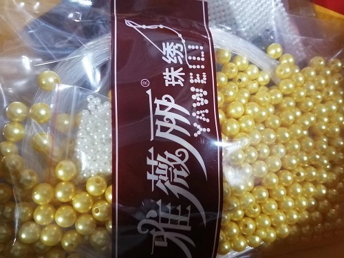 10月3日，接手工活訂單的平臺(tái)，可以帶回家做的手工活，加工沒(méi)難度，剛做手工之家的珠繡串珠手工活要注意什么？圖為勵(lì)志珠珠繡串珠小手工產(chǎn)品材料剪影