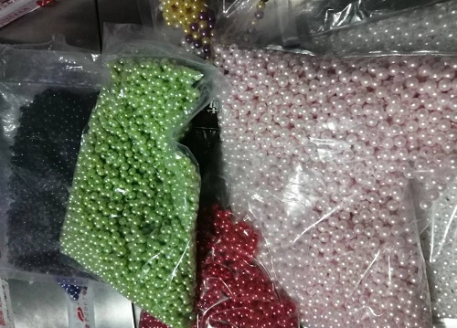 10月3日，接手工活訂單的平臺(tái)，可以帶回家做的手工活，加工沒(méi)難度，剛做手工之家的珠繡串珠手工活要注意什么？圖為勵(lì)志珠珠繡串珠小手工產(chǎn)品材料剪影