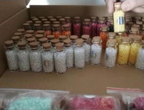 10月4日，手工兼職招聘帶回家做，手工活外發(fā)加工，積極扶持，手工之家的這個(gè)項(xiàng)目是很多人創(chuàng)業(yè)的好選擇，圖為勵(lì)志珠珠繡串珠手工材料剪影
