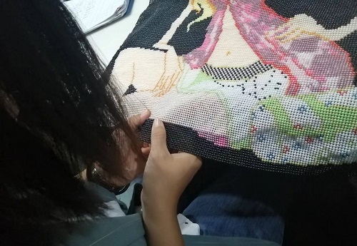 10月11日，帶回家做的手工活，農(nóng)村手工活加工，在家做手工之家的珠繡串珠手工活要認真用心，圖為勵志珠珠繡串珠手工產(chǎn)品驗收剪影