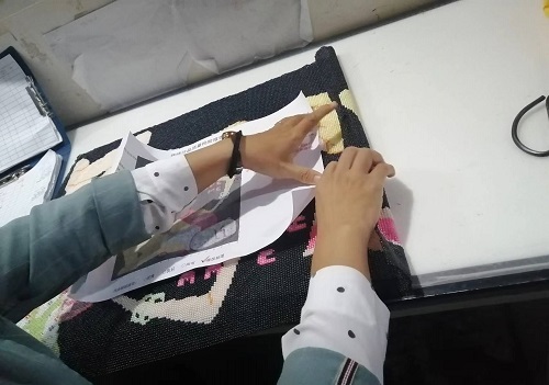 10月11日，帶回家做的手工活，農(nóng)村手工活加工，在家做手工之家的珠繡串珠手工活要認真用心，圖為勵志珠珠繡串珠手工產(chǎn)品驗收剪影