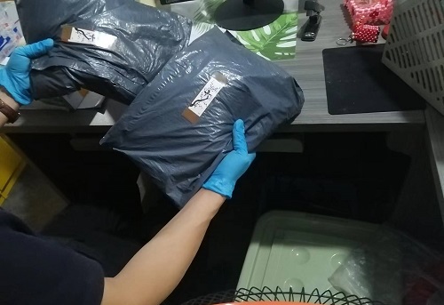 10月12日，想接正規(guī)廠家的手工活，在家做手工活，很受歡迎的手工之家敬業(yè)、重視服務(wù)，圖為勵志珠珠繡串珠手工材料倉庫發(fā)貨剪影