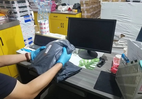 10月12日，想接正規(guī)廠家的手工活，在家做手工活，很受歡迎的手工之家敬業(yè)、重視服務(wù)，圖為勵志珠珠繡串珠手工材料倉庫發(fā)貨剪影