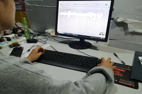 10月15日，全國正規(guī)手工活平臺有哪些，急招在家做手工，手工之家的加工人員都很棒，圖為勵志珠珠繡串珠手工產(chǎn)品驗收登記剪影