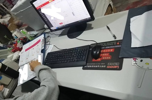 10月15日，全國正規(guī)手工活平臺有哪些，急招在家做手工，手工之家的加工人員都很棒，圖為勵志珠珠繡串珠手工產(chǎn)品驗收登記剪影