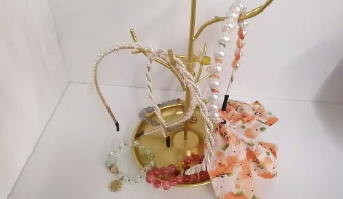 10月16日，農(nóng)村手工活加工項(xiàng)目，可靠的手工活外發(fā)，與手工之家合作，放心居家掙錢(qián)，圖為勵(lì)志珠珠繡串珠手工產(chǎn)品剪影