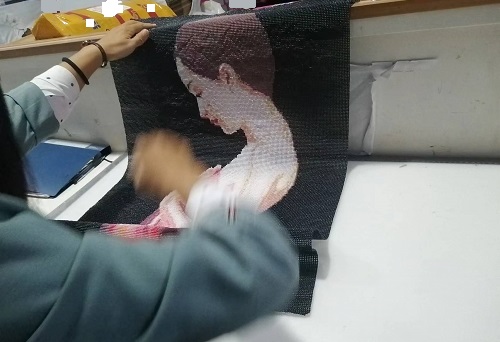 10月19日，想接正規(guī)廠家的手工活，正規(guī)外發(fā)手工活，手工之家允許加工人員自己銷售手工產(chǎn)品嗎？圖為勵志珠珠繡串珠手工產(chǎn)品驗(yàn)收剪影