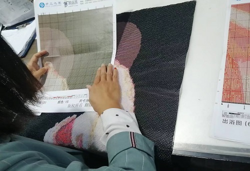 10月19日，想接正規(guī)廠家的手工活，正規(guī)外發(fā)手工活，手工之家允許加工人員自己銷售手工產(chǎn)品嗎？圖為勵志珠珠繡串珠手工產(chǎn)品驗(yàn)收剪影