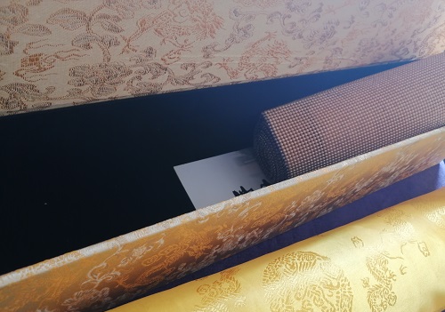 10月20日，拿回家做的手工活，長期穩(wěn)定的手工活，手工之家的個性化定制服務(wù)讓人滿意，圖為勵志珠珠繡串珠手工產(chǎn)品及外包裝剪影