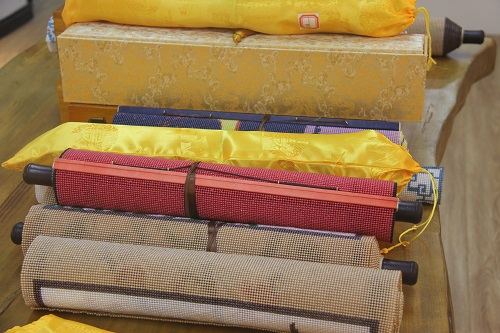 10月26日，想居家手工掙錢，串珠活居家就業(yè)創(chuàng)業(yè)，手工之家對加工人員有這樣的要求，圖為勵志珠珠繡串珠手工產(chǎn)品細節(jié)剪影