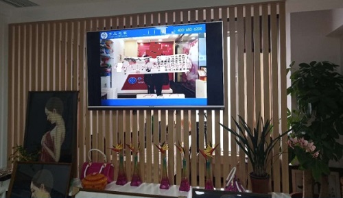 10月29日，靈活就業(yè)，這個手工項目拿回家做，勵志珠珠繡串珠手工技能真的很簡單嗎？圖為手工之家辦公環(huán)境剪影