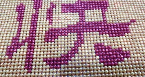 11月3日，帶回家做的手工項(xiàng)目，靈活就業(yè)串珠手工，手工之家的手工事業(yè)發(fā)展前景好所以受歡迎，圖為勵志珠珠繡串珠手工產(chǎn)品細(xì)節(jié)剪影