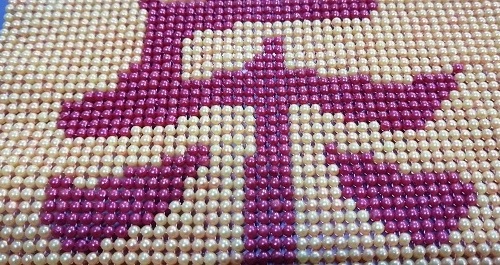 11月3日，帶回家做的手工項(xiàng)目，靈活就業(yè)串珠手工，手工之家的手工事業(yè)發(fā)展前景好所以受歡迎，圖為勵志珠珠繡串珠手工產(chǎn)品細(xì)節(jié)剪影