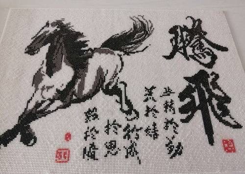 11月7日，老年人在家能做的兼職，串珠手工兼職，手工之家的珠繡串珠副業(yè)長期穩(wěn)定，圖為勵志珠珠繡串珠手工產(chǎn)品剪影
