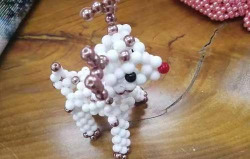11月12日，靈活就業(yè)創(chuàng)業(yè)，與正規(guī)手工企業(yè)合作，手工之家讓大家加工和銷售都掙錢，圖為勵(lì)志珠珠繡串珠手工產(chǎn)品剪影