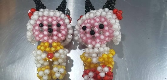 11月12日，靈活就業(yè)創(chuàng)業(yè)，與正規(guī)手工企業(yè)合作，手工之家讓大家加工和銷售都掙錢，圖為勵(lì)志珠珠繡串珠手工產(chǎn)品剪影