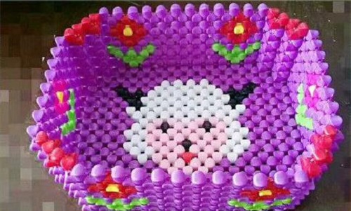 11月15日，珠繡手工加工回收項(xiàng)目，靈活就業(yè)創(chuàng)業(yè)，在家做的手工，選擇手工之家的人都在努力，圖為勵(lì)志珠珠繡串珠手工產(chǎn)品剪影