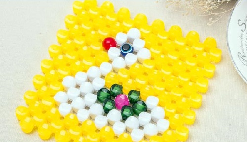 11月19日，拿回家做的手工，靈活就業(yè)創(chuàng)業(yè)手工項目，在手工之家個人做和開手工工作室、以及邊加工邊銷售，哪個更合適？圖為勵志珠珠繡串珠手工產(chǎn)品剪影