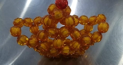 12月1日，新的一月，把純手工拿回家做，靈活就業(yè)創(chuàng)業(yè)，手工之家以誠待人、以真為本，圖為勵志珠珠繡串珠手工產(chǎn)品剪影
