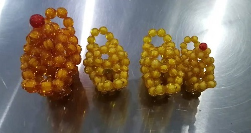 12月1日，新的一月，把純手工拿回家做，靈活就業(yè)創(chuàng)業(yè)，手工之家以誠待人、以真為本，圖為勵志珠珠繡串珠手工產(chǎn)品剪影