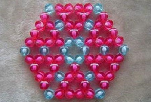 1月29日，純手工加工項(xiàng)目，在家做串珠手工掙錢，創(chuàng)新是手工之家企業(yè)發(fā)展的重要?jiǎng)恿?，圖為勵(lì)志珠珠繡串珠手工產(chǎn)品剪影