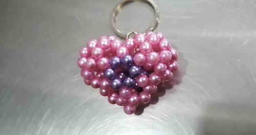 2月12日，在家兼職手工，帶回家做的手工項目，十多年的老手工平臺，手工之家有夢、有愛、有笑，圖為勵志珠珠繡串珠手工產(chǎn)品剪影