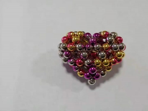 2月12日，在家兼職手工，帶回家做的手工項目，十多年的老手工平臺，手工之家有夢、有愛、有笑，圖為勵志珠珠繡串珠手工產(chǎn)品剪影