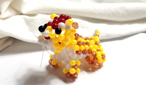 2月14日，正規(guī)手工項(xiàng)目，靈活就業(yè)好選擇，手工之家的純手工，加工和銷售都好做，因?yàn)楫a(chǎn)品讓人喜歡，圖為勵志珠珠繡串珠手工產(chǎn)品剪影