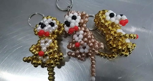 2月17日,想接正規(guī)廠家手工項(xiàng)目,靈活就業(yè)串珠手工,手工之家給大家一份踏實(shí)穩(wěn)定的事,圖為勵志珠珠繡串珠手工產(chǎn)品剪影