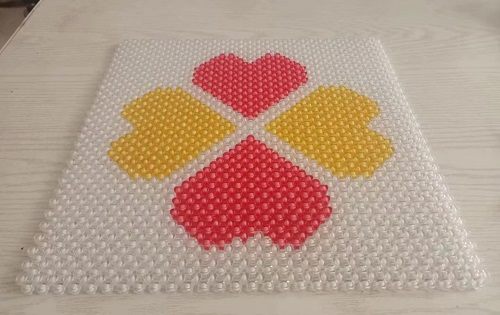 2月24日，帶回家做的手工項(xiàng)目，靈活就業(yè)串珠手工，手工之家對合作人員始終是以誠相待，圖為勵(lì)志珠珠繡串珠手工產(chǎn)品剪影