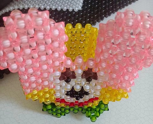 2月25日，手工項目拿回家做，正規(guī)廠家的手工，在手工之家對合作者平等公開不設(shè)限，銷售加工都是如此，圖為勵志珠珠繡串珠手工產(chǎn)品剪影