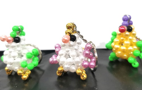 3月17日，在家做手工副業(yè)掙錢，靈活就業(yè)的手工副業(yè)，手工之家的純手工項目，加工容易、銷售也容易，圖為勵志珠珠繡串珠手工產品剪影