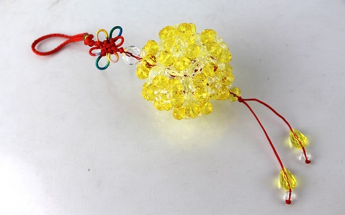3月20日，穩(wěn)定可靠的手工副業(yè)，靈活就業(yè)做手工掙錢，在手工之家如何辦理合作，圖為勵志珠珠繡串珠手工產(chǎn)品剪影