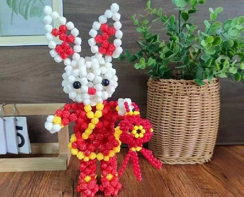 3月23日，居家靈活就業(yè)副業(yè)，在家做手工掙錢，付出可以有更好的收獲，在手工之家如何做到，圖為勵志珠珠繡串珠手工產品剪影