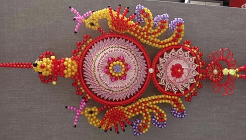 4月3日，手工加工回收項(xiàng)目，居家靈活就業(yè)創(chuàng)業(yè)好副業(yè)，手工之家的服務(wù)好是指哪些方面，圖為勵(lì)志珠珠繡串珠手工產(chǎn)品剪影
