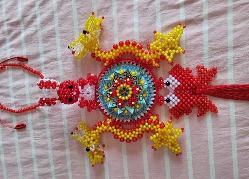 4月3日，手工加工回收項(xiàng)目，居家靈活就業(yè)創(chuàng)業(yè)好副業(yè)，手工之家的服務(wù)好是指哪些方面，圖為勵(lì)志珠珠繡串珠手工產(chǎn)品剪影