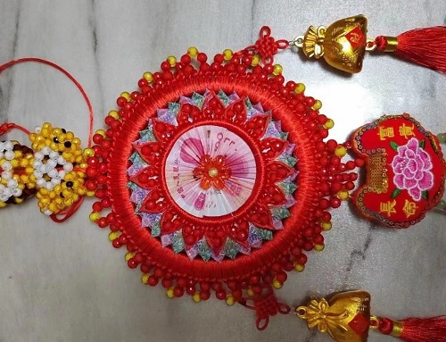 4月3日，手工加工回收項(xiàng)目，居家靈活就業(yè)創(chuàng)業(yè)好副業(yè)，手工之家的服務(wù)好是指哪些方面，圖為勵(lì)志珠珠繡串珠手工產(chǎn)品剪影