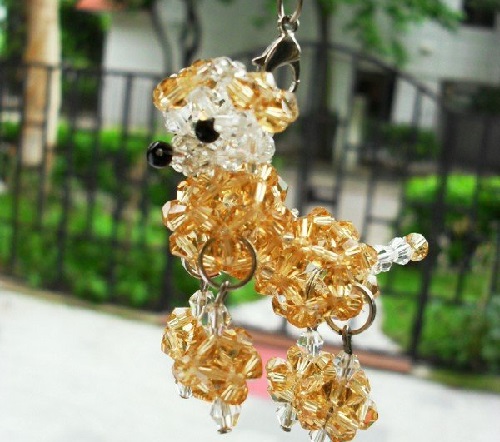 4月13日，靈活就業(yè)手工項(xiàng)目，居家好手工副業(yè)，在手工之家，加工人員通過(guò)銷售掙錢，這樣做收入更好，圖為勵(lì)志珠珠繡串珠手工產(chǎn)品剪影
