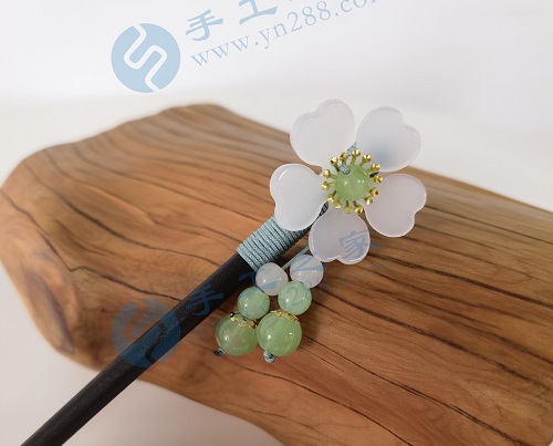 4月18日，想接正規(guī)廠家的手工項目，在家通過手工靈活就業(yè)，在手工之家如何咨詢、如何申請合作，圖為勵志珠珠繡串珠手工產(chǎn)品剪影