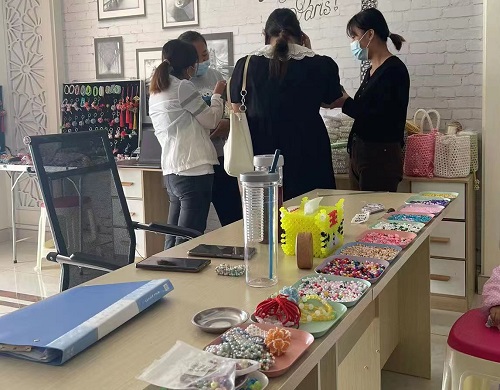 手工活外發(fā)加工，怎么做蕞賺錢，開個小型飾品加工廠是不錯的選擇