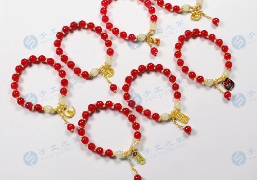 4月25日，在家做兼職的正規(guī)平臺，與家人一起做的靈活就業(yè)掙錢的副業(yè)，在手工之家產品為什么選擇多，圖為勵志珠珠繡串珠手工產品剪影