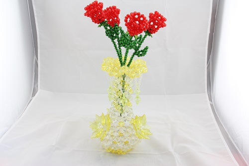 4月27日，在家里做什么可以掙錢(qián)又不用多投資，純手工項(xiàng)目受歡迎，手工之家的珠繡串珠項(xiàng)目好做在哪里，圖為勵(lì)志珠珠繡串珠手工產(chǎn)品剪影