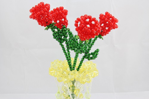 4月27日，在家里做什么可以掙錢(qián)又不用多投資，純手工項(xiàng)目受歡迎，手工之家的珠繡串珠項(xiàng)目好做在哪里，圖為勵(lì)志珠珠繡串珠手工產(chǎn)品剪影