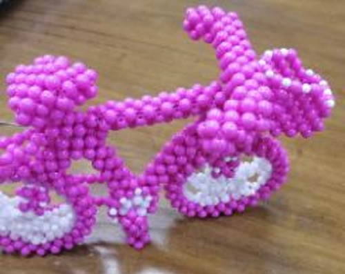 5月16日，外發(fā)手工領(lǐng)回家做，靈活就業(yè)好副業(yè)，正規(guī)+可靠，手工之家讓加工人員放心在家掙錢，圖為勵志珠珠繡串珠手工產(chǎn)品剪影