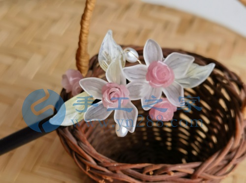 5月22日，家里干的手工活兼職，純手工加工項(xiàng)目，手工之家外發(fā)加工、成品銷售等都對外合作，圖為勵(lì)志珠珠繡串珠手工繡珠剪影