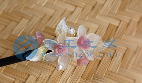 5月23日，外發(fā)手工領(lǐng)回家做，靈活就業(yè)手工項(xiàng)目，在家做手工掙錢(qián)，手工之家的手工項(xiàng)目適合農(nóng)村哪些人做，圖為勵(lì)志珠珠繡串珠手工產(chǎn)品剪影