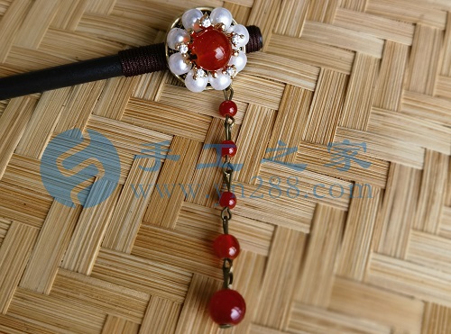 5月23日，外發(fā)手工領(lǐng)回家做，靈活就業(yè)手工項(xiàng)目，在家做手工掙錢(qián)，手工之家的手工項(xiàng)目適合農(nóng)村哪些人做，圖為勵(lì)志珠珠繡串珠手工產(chǎn)品剪影