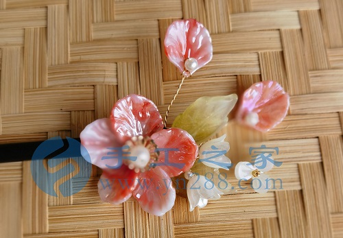 5月23日，外發(fā)手工領(lǐng)回家做，靈活就業(yè)手工項(xiàng)目，在家做手工掙錢(qián)，手工之家的手工項(xiàng)目適合農(nóng)村哪些人做，圖為勵(lì)志珠珠繡串珠手工產(chǎn)品剪影