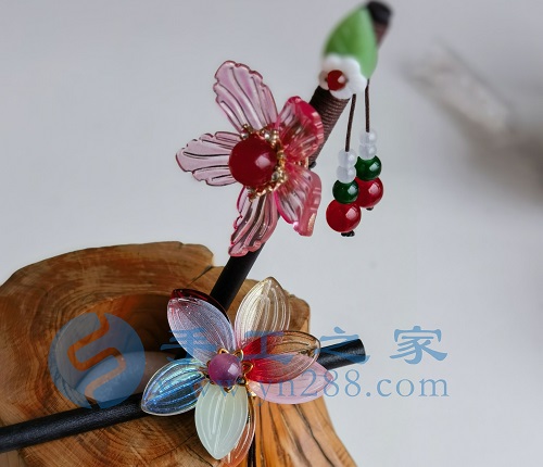 5月24日，手工活外發(fā)加工正規(guī)廠家直接發(fā)貨，純手工串珠，手工之家手工項目，在城市做的優(yōu)勢很明顯，圖為勵志珠珠繡串珠手工產(chǎn)品剪影